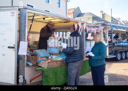 Homme Stallholder vendant des œufs du Yorkshire à un homme âgé sur un marché dans le marché hebdomadaire de Redcar Banque D'Images