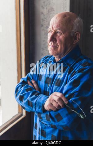 Homme âgé caucasien perdu dans les pensées ancienneté concept salle de tir moyen. Photo de haute qualité Banque D'Images