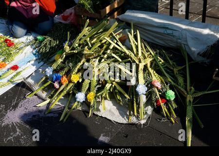 Non exclusif: MEXICO, MEXIQUE - APR 10, 2022: Les artisans vendent leurs arrangements de palmier pour la fête du dimanche des palmes en dehors de la CA métropolitaine Banque D'Images