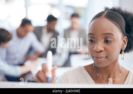 Remue-méninges de nouvelles idées. Photo d'une jeune femme d'affaires qui écrit sur un conseil d'administration lors d'une réunion au travail. Banque D'Images
