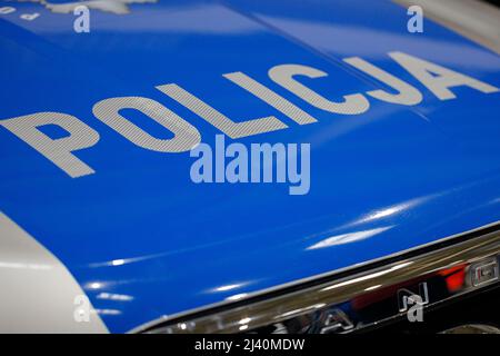 Pologne, Poznan - 08 avril 2022 : gros plan sur le panneau Policja (police) sur la voiture. Pologne Banque D'Images