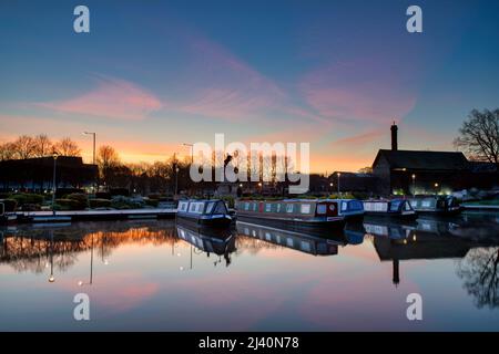 Bassin de Bancroft à l'aube.Stratford-upon-Avon, Warwickshire, Angleterre Banque D'Images