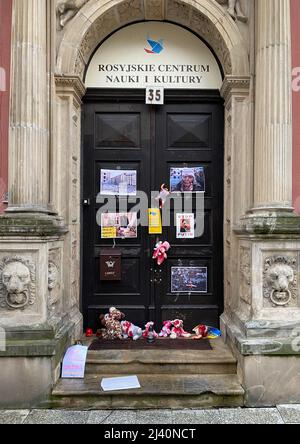 4 mars 2022, Gdansk, WojewÃ³dztwo Pomorskie, Pologne : cartes postales STOP Putin, jouets sanglants pour enfants et photos de guerre sont exposés à l'entrée du Centre russe pour la science et la culture. Certaines industries en Pologne, comme les épiceries, les médias, les centres de presse et d'autres, sont solidaires de l'Ukraine. Ces industries montrent leur solidarité en collectant des dons et en exprimant leur soutien à l'Ukraine. (Image de crédit : © Alina Palinchak/SOPA Images via ZUMA Press Wire) Banque D'Images