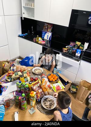 4 mars 2022, Gdansk, WojewÃ³dztwo Pomorskie, Pologne : une famille polonaise accueille les enfants d'une famille ukrainienne dans leur maison pendant la guerre. Certaines industries en Pologne, comme les épiceries, les médias, les centres de presse et d'autres, sont solidaires de l'Ukraine. Ces industries montrent leur solidarité en collectant des dons et en exprimant leur soutien à l'Ukraine. (Image de crédit : © Alina Palinchak/SOPA Images via ZUMA Press Wire) Banque D'Images