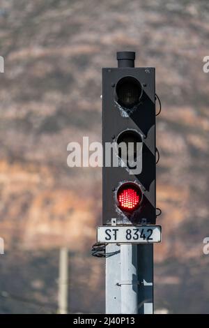 feu rouge sur un feu de circulation sur une ligne de chemin de fer sur fond de montagne concept de sécurité ferroviaire Banque D'Images
