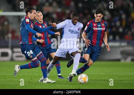 Valence, Espagne. 10th avril 2022. Ousmane Dembele du FC Barcelone, José Campana, Francisco Javier Hidalgo son et José Luis Garcia Pepelu de Levante UD pendant le match de la Liga entre Levante UD et FC Barcelone a joué au stade Ciutat de Valencia le 10 avril 2022 à Valence, Espagne. (Photo de Colas Buera/PRESSINPHOTO) Credit: PRESSINPHOTO SPORTS AGENCY/Alay Live News Banque D'Images