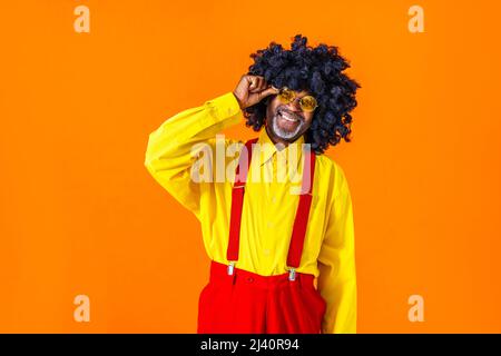 Cool homme âgé avec des vêtements tendance style portrait sur fond coloré - drôle vieux mâle retraité avec le style excentrique ayant le plaisir Banque D'Images