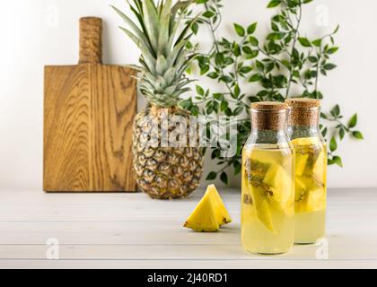 Boisson mexicaine à l'ananas fermenté Tepache. Banque D'Images