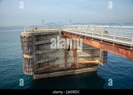 Naples - Italie - 17 mars 2022:vue et détails du quai de l'ancien Italien de Bagnoli, une aciérie abandonnée en 1992 Banque D'Images