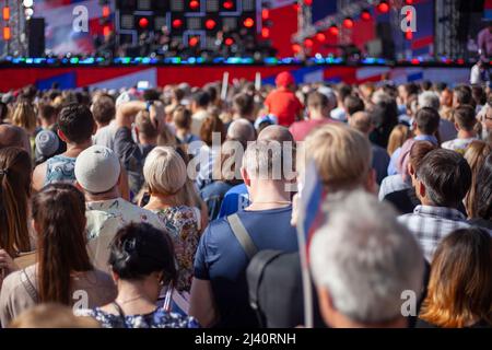 Beaucoup de personnes lors d'un grand événement. Les gens au concert. Une foule de personnes protestant dans la rue. Les Russes se sont rassemblés lors d'un rassemblement sous le commandement de TH Banque D'Images