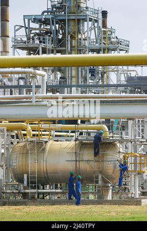 Surinam - la raffinerie de pétrole de l'État juste à l'extérieur de Paramaribo. Banque D'Images