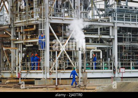 Surinam - la raffinerie de pétrole de l'État juste à l'extérieur de Paramaribo. Banque D'Images