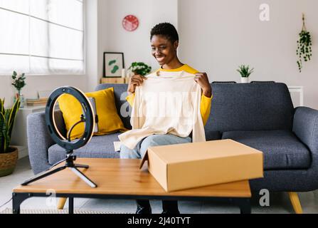 Influenceur de blogueur multiracial enregistrant des avis vidéo pour les abonnés à la maison Banque D'Images
