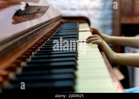 gros plan avec les mains des enfants sur les clés de piano Banque D'Images