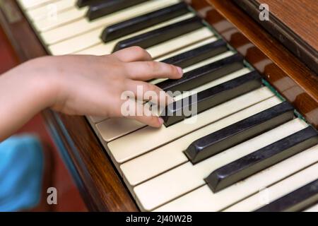 les mains des enfants sur les touches du piano, la photographie en gros plan Banque D'Images