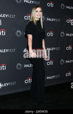 LOS ANGELES - APR 10: Camille Razat au PaleyFEST - Emily à Paris au Dolby Theatre le 10 avril 2022 à Los Angeles, CA Banque D'Images