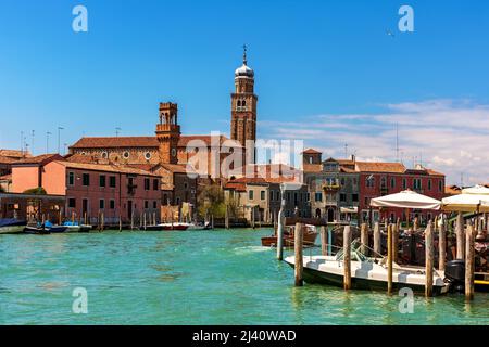 Canal et anciens bâtiments historiques, tours et belfries sur l'île de Murano sur le lagon vénitien en Italie. Banque D'Images