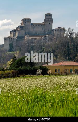 Vue verticale de l'ancien château de Torrechiara, Parme, Italie, au printemps Banque D'Images