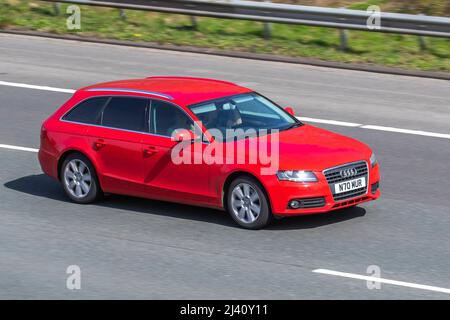 2010 rouge Audi A4 TDI S Line Special Edition 1968cc diesel 6 vitesses manuelle ; conduite sur l'autoroute M61 Royaume-Uni Banque D'Images