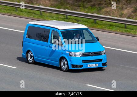 2005 bleu blanc VW Volkswagen transporter T28 SWB P/V panneau Van 104 TDI , 1896 cc diesel fenêtre van ; conduite sur l'autoroute M61 UK Banque D'Images