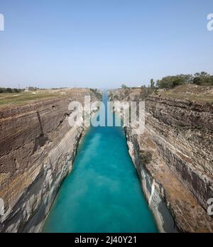 Vue sur le canal de Corinthe, voie d'eau reliant le golfe de Corinthe dans la mer Ionienne au golfe Saronique dans la mer Egee, Inauguree en 1893. Corinthe, GRECE. Banque D'Images