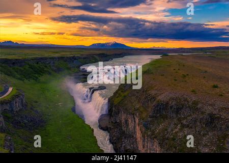 Vue aérienne du coucher du soleil sur la cascade de Gullfoss et la rivière Olfusa en Islande Banque D'Images