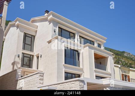 Maison moderne avec finitions en pierre et grandes fenêtres Banque D'Images