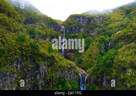 Vue aérienne de la cascade de Risco dans les îles de Madère, Portugal Banque D'Images