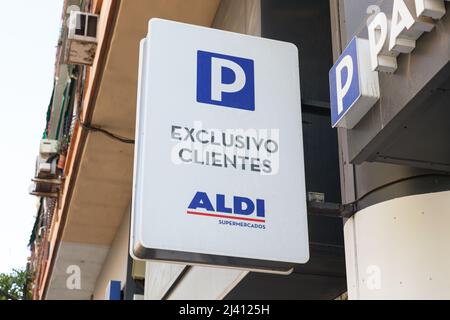 VALENCIA, ESPAGNE - 07 AVRIL 2022: Aldi est une chaîne de supermarchés à prix réduit avec plus de 10 000 magasins Banque D'Images