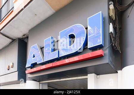 VALENCIA, ESPAGNE - 07 AVRIL 2022: Aldi est une chaîne de supermarchés à prix réduit avec plus de 10 000 magasins Banque D'Images