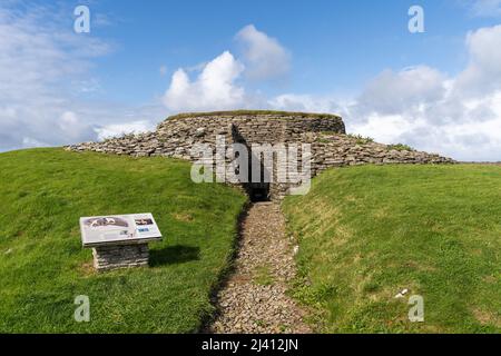 L'entrée et l'office de tourisme du Quoyness Chambered Cairn sur Sanday, un site néolithique de grande importance dans les îles Orcades, en Écosse. Banque D'Images