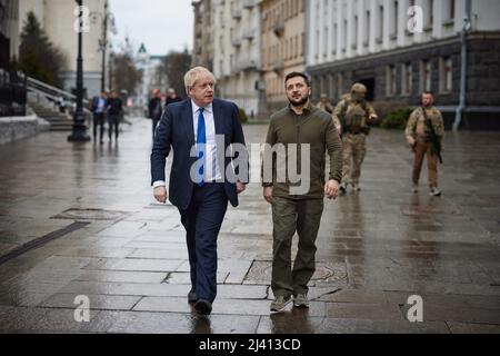 KIEV, UKRAINE - 09 avril 2022 - le Premier ministre britannique Boris Johnson rencontre le président ukrainien Volodymyr Zelensky lors d'une visite surprise à la guerre Banque D'Images