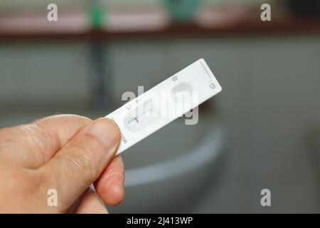 Test de débit latéral pour le coronavirus/Covid-19, également connu sous le nom de LFT, montrant un résultat négatif Banque D'Images