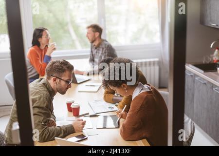 les personnes en voyage d'affaires travaillent dans un centre de travail avec collègues. Banque D'Images