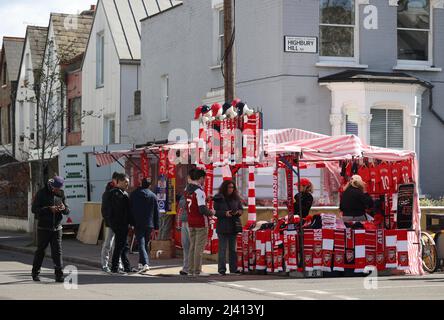 Un stand vendant des marchandises non officielles de l'Arsenal FC à l'extérieur de la station de métro d'Arsenal, près du stade Emirates dans le nord de Londres. Banque D'Images