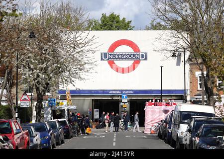 Un stand vendant des marchandises non officielles de l'Arsenal FC à l'extérieur de la station de métro d'Arsenal, près du stade Emirates dans le nord de Londres. Banque D'Images