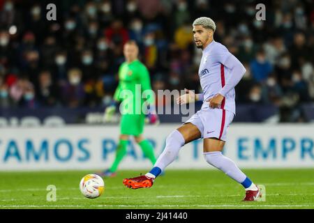 Ronald Araujo du FC Barcelone pendant le championnat d'Espagne la Liga football match entre Levante UD et FC Barcelone le 10 avril 2022 au stade Ciutat de Valencia à Valence, Espagne - photo: Ivan Terron/DPPI/LiveMedia Banque D'Images