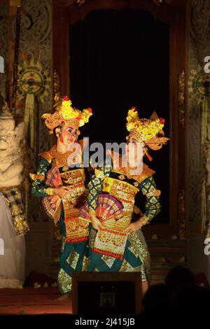 Des artistes de danse traditionnelle balinaise legong au cours d'un spectacle au Palais Royal à Ubud, Bali, Indonésie. Généralement, le legong dure environ 1,5 heures (avec également le danseur de masque de Barong) est l'un des principaux spectacles d'Ubud qui seraient toujours remplis de spectateurs pendant la haute saison. Banque D'Images