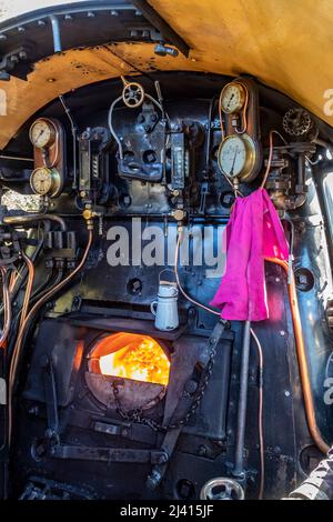 Compartiment moteur de «Prince Noir» BR-9F-92203 alors qu'il s'est arrêté à la gare Holt sur la ligne du coquelicot, chemin de fer nord de Norfolk, East Anglia, Angleterre, Royaume-Uni. Banque D'Images