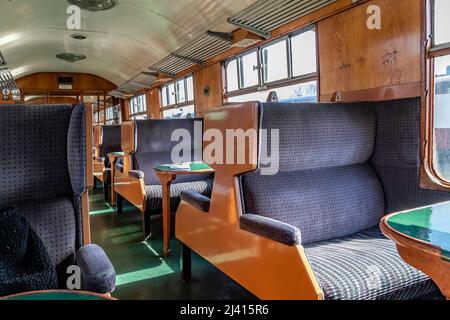 À l'intérieur d'un train sur le chemin de fer North Norfolk – la ligne du coquelicot, East Anglia, Angleterre, Royaume-Uni Banque D'Images