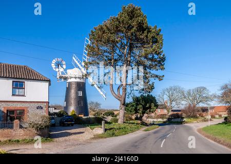 Stow Windmill lors d'une journée de printemps ensoleillée, Mundesley, North Walsham, Norfolk, East Anglia, Angleterre, Royaume-Uni. Banque D'Images