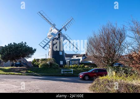 Stow Windmill lors d'une journée de printemps ensoleillée, Mundesley, North Walsham, Norfolk, East Anglia, Angleterre, Royaume-Uni. Banque D'Images