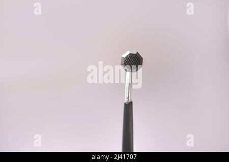 Concept de podcast. Enregistreur à microphone noir, clavier de l'ordinateur portable de contenu. Gros plan. Périphérique audio. Enregistrement de la production. Équipement de connaissances scolaires. Accueil enseignement en ligne. Gris Banque D'Images