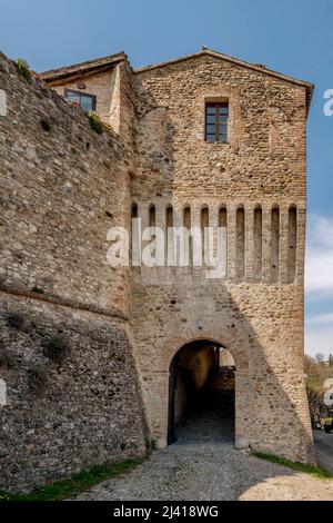 Un des points d'accès à l'ancien château de Torrechiara, Parme, Italie, par une journée ensoleillée Banque D'Images