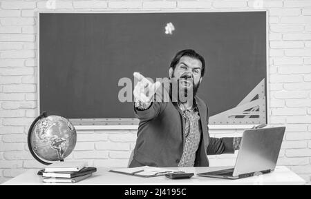 une colère pure, un professeur en colère et mature qui jette du papier, un homme barbu brutal qui travaille en classe et ressent la colère. préparez-vous à l'examen. maître de cours à l'université Banque D'Images