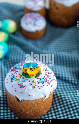 Gâteau traditionnel orthodoxe de Pâques avec myrtille et gâteau de Pâques avec crème, myrtilles. Fleurs, bleuets, œufs. Arrière-plan en bois, vue latérale. Banque D'Images