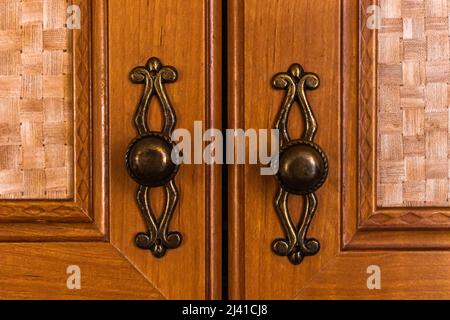 Poignée de porte ancienne et ancienne sur portes en bois, photo de vue rapprochée, concept de décoration de cuisine Banque D'Images