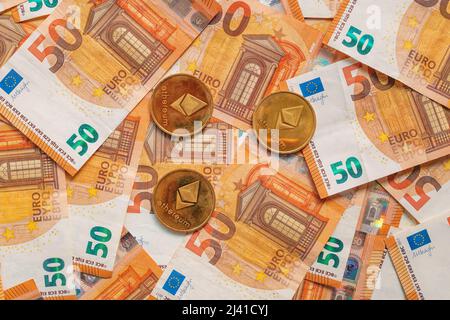 Pièces Ethereum et billets en euros pour le concept de change de devises, vue du dessus Banque D'Images