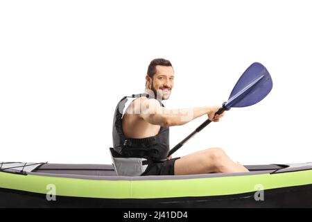 Homme pagayant un kayak et souriant à la caméra isolée sur fond blanc Banque D'Images