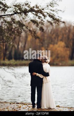 Couple bien-aimé debout ar lac poire, embrassant et baiser. Banque D'Images